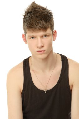 siyah t-shirt giyen erkek modeli