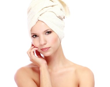 kadının kafasındaki beyaz havlu ile