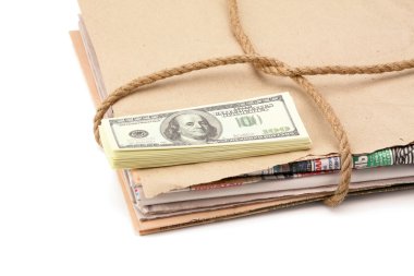 Gazete yığını ve dolar