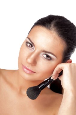 allık uygulayarak genç yetişkin kadın