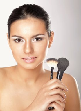 Genç Yetişkin bir kadın tutarak fırçalar