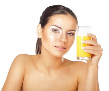 Genç bir kadın portakal suyu içiyor.