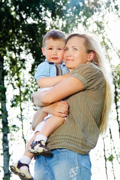 Madre sosteniendo a su hijo —  Fotos de Stock