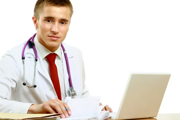 Manliga läkare arbetar på en arbetsplats — Stockfoto