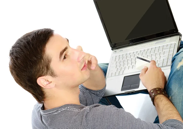 Homem com laptop e cartão de crédito — Fotografia de Stock