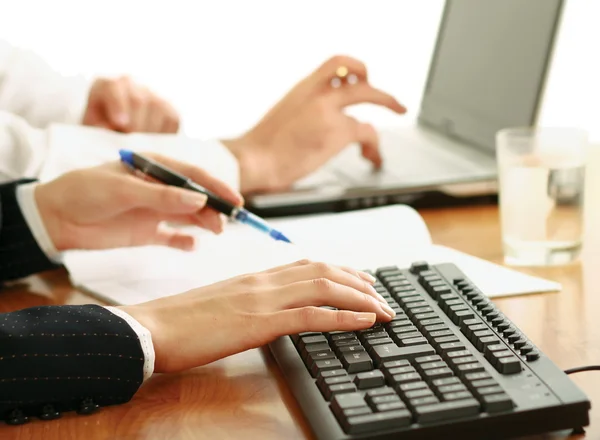 Kollegen arbeiten im Büro zusammen — Stockfoto