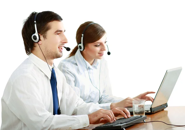 Giovani che lavorano in un call center — Foto Stock