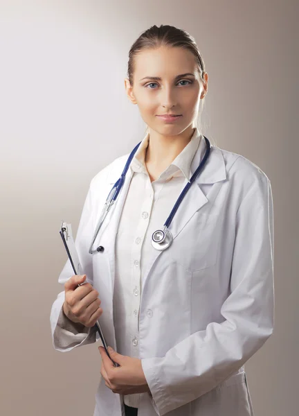 Médico femenino con una carpeta — Foto de Stock