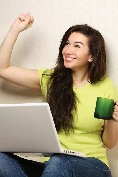 Mujer joven usando el ordenador portátil — Foto de Stock