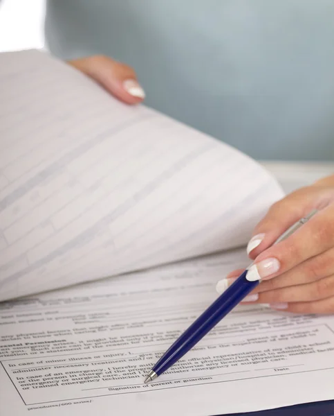 Zakenvrouw hand met een pen — Stockfoto