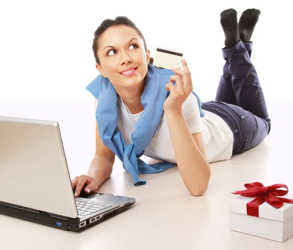 Femme avec un ordinateur portable, carte de crédit et un coffret cadeau — Photo