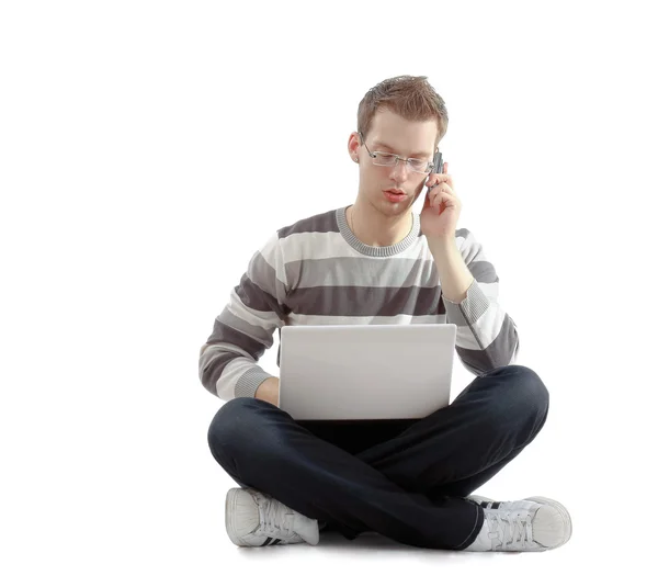 Mann sitzt mit Laptop — Stockfoto