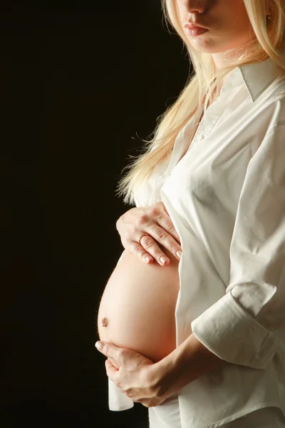 Mulher grávida segurando sua barriga — Fotografia de Stock