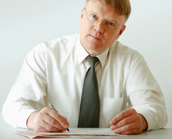 Empresario sentado en el escritorio y escribiendo —  Fotos de Stock