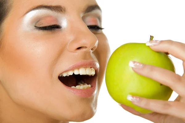 Bela mulher comendo maçã verde — Fotografia de Stock