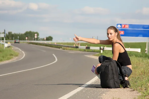 Donna in strada auto-stop — Foto Stock