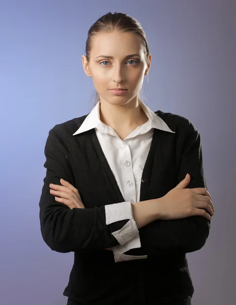 Geschäftsfrau steht mit verschränkten Armen — Stockfoto