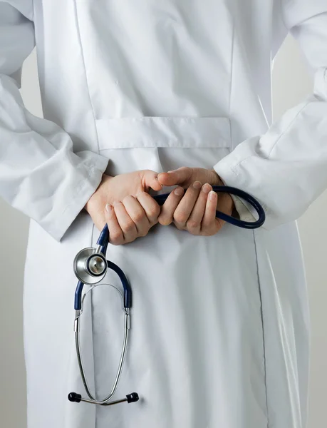 महिला डॉक्टर का हाथ स्टेथोस्कोप पकड़े हुए — स्टॉक फ़ोटो, इमेज