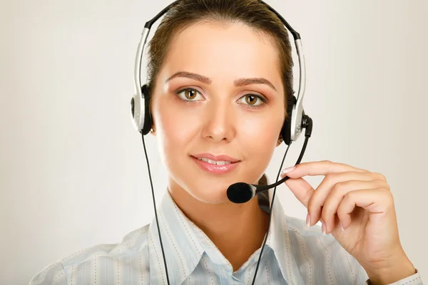 Chica de servicio al cliente con auriculares — Foto de Stock