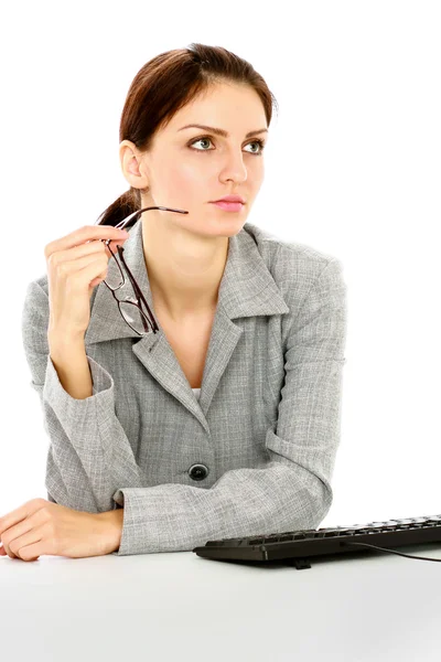 Geschäftsfrau sitzt auf dem Schreibtisch — Stockfoto