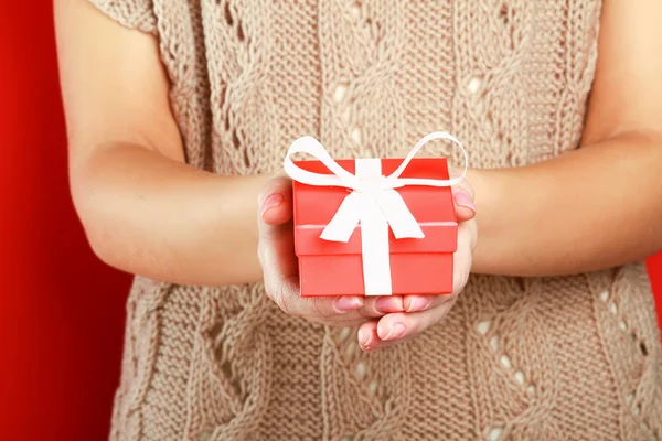 Vrouwelijke hand met doos van de gift — Stockfoto