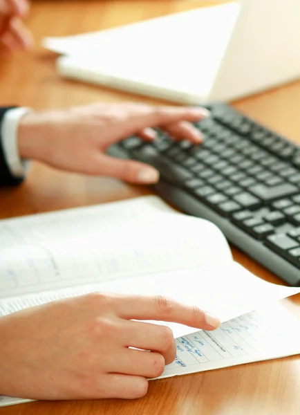 Unbekannte Geschäftsfrau arbeitet im Büro — Stockfoto