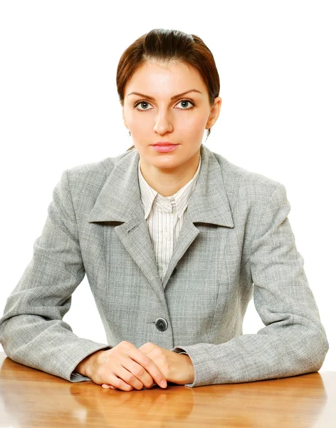 Femme d'affaires assise sur le bureau — Photo