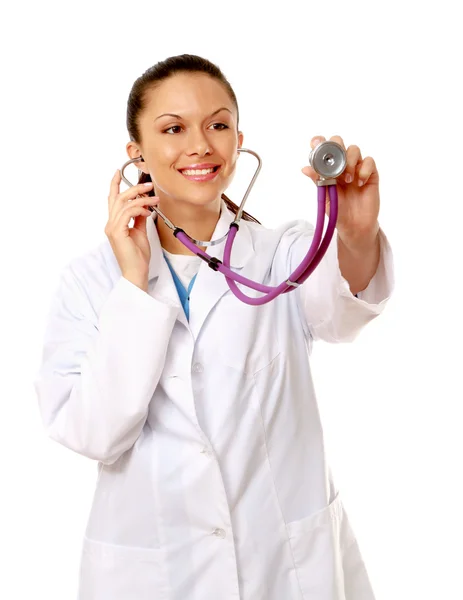 Kobieta lekarz stosujący stetoskop — Zdjęcie stockowe