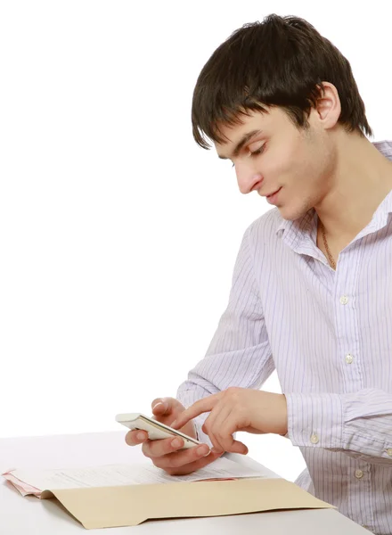 Человек за столом с помощью мобильного телефона — стоковое фото