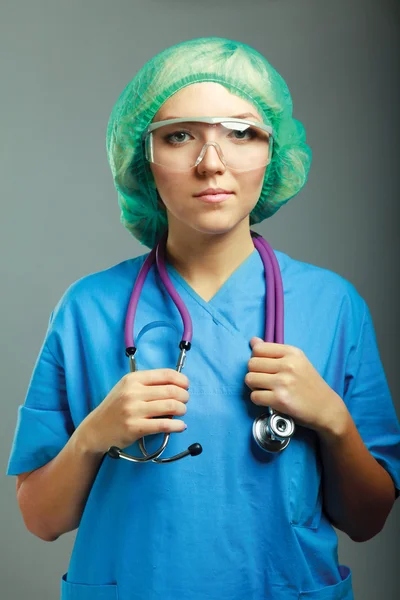 Kobieta lekarz w mundurze — Zdjęcie stockowe