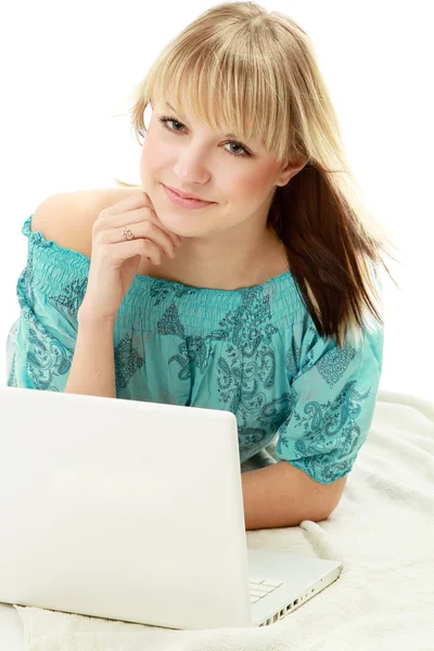 Femme couchée sur le lit avec un ordinateur portable — Photo