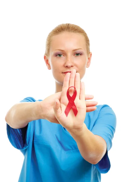 エイズのリボンを示す若い看護婦さん — ストック写真