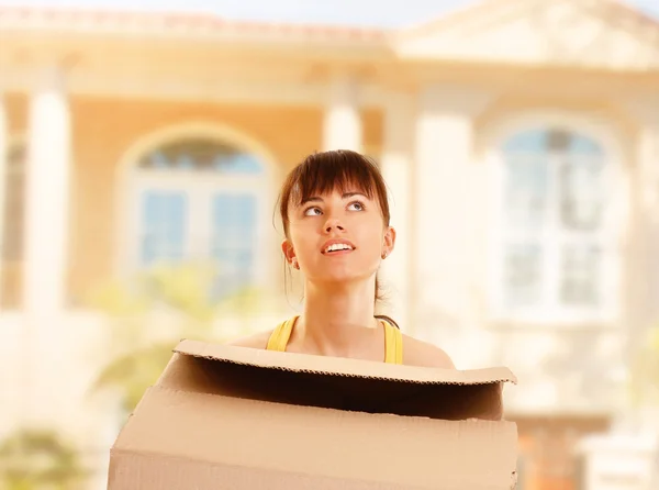 Chica con una caja afuera — Foto de Stock