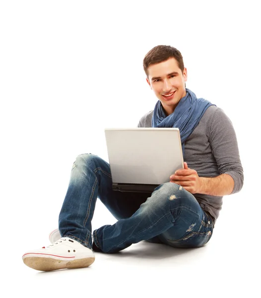 Мужчина, сидящий на полу с ноутбуком — стоковое фото