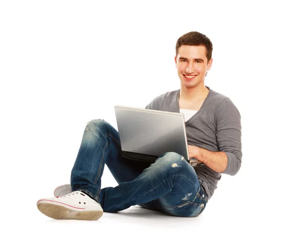 Homem sentado no chão com um laptop — Fotografia de Stock