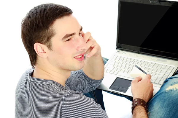 Uomo seduto sul pavimento con un computer portatile — Foto Stock