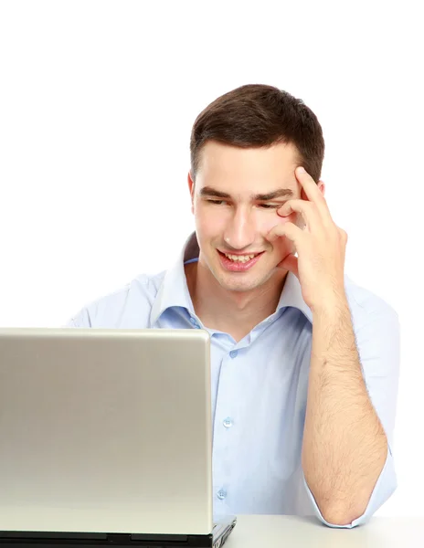 Homem sentado na frente de um laptop — Fotografia de Stock