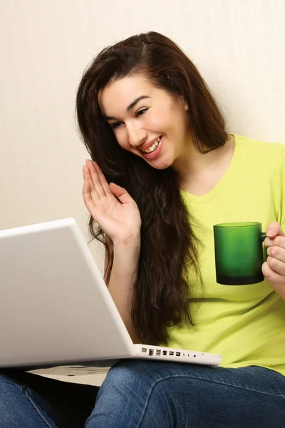 Menina com laptop — Fotografia de Stock