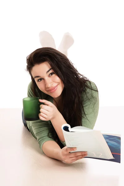 Девушка с книгой и чашкой чая — стоковое фото