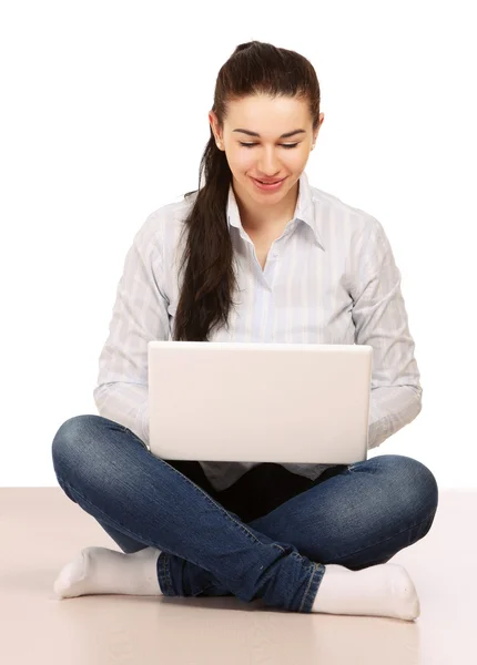 Женщина с ноутбуком сидит на полу — стоковое фото