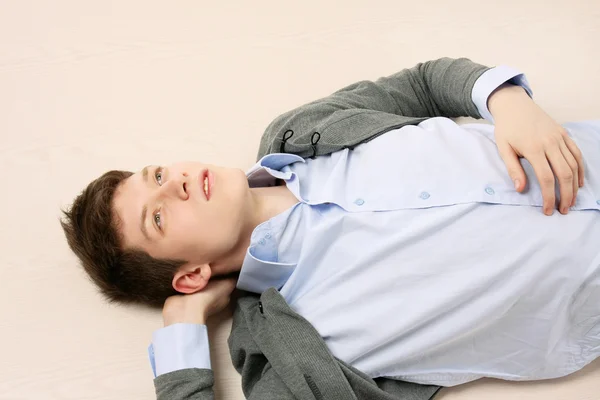 Killen som ligger på golvet — Stockfoto