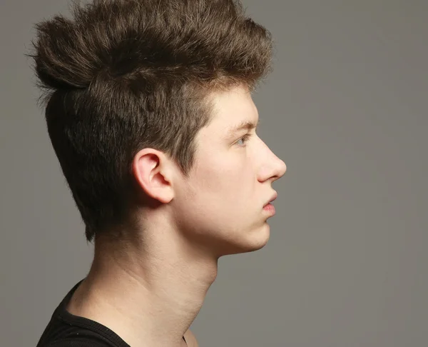 Jovem bonito cara com um penteado — Fotografia de Stock