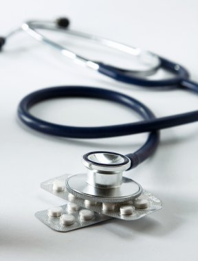Doktor stetoskop ve hap