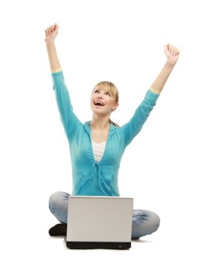 Dizüstü bilgisayarı olan genç kadın