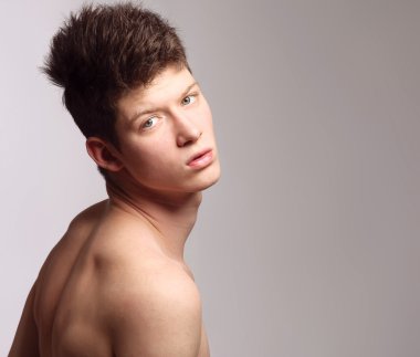 yakışıklı olan bir saç modeli ile