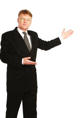 adamın elinde bir şey gösteriliyor