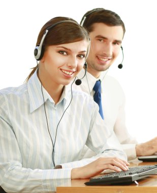 çağrı merkezinde çalışan genç insanlar