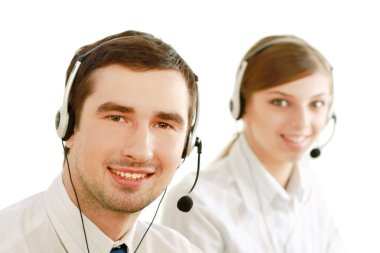 çağrı merkezinde çalışan insanlar