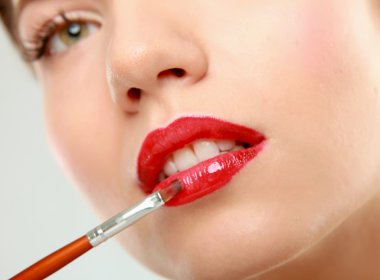profesyonel makyaj. lipgloss.