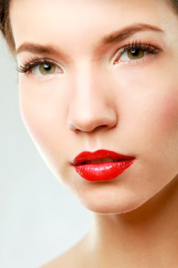 Kırmızı dudaklar closeup kadınla